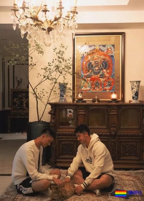 桥诘聖有了新男友？原来是他可爱的弟弟！ - 51虹马