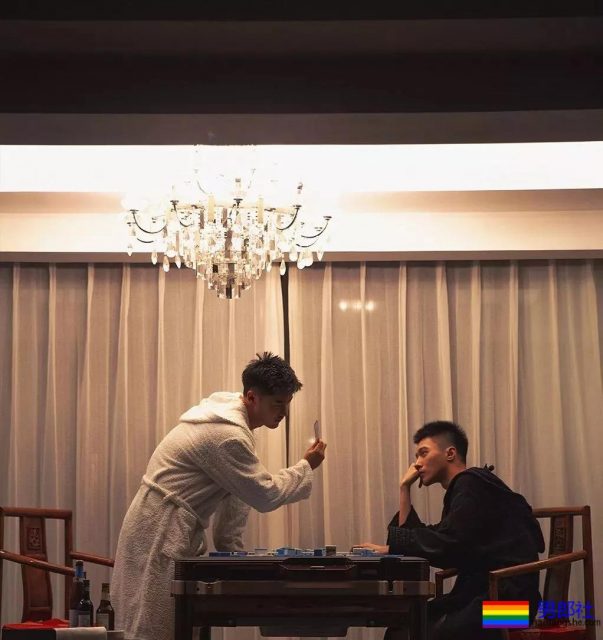 桥诘聖有了新男友？原来是他可爱的弟弟！ - 51虹马