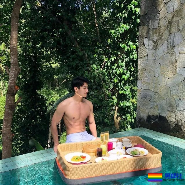 太粗壮！这枚憨直壮硕韩国兵哥居然喜欢熊熊 - 51虹马