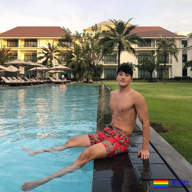 太粗壮！这枚憨直壮硕韩国兵哥居然喜欢熊熊 - 51虹马