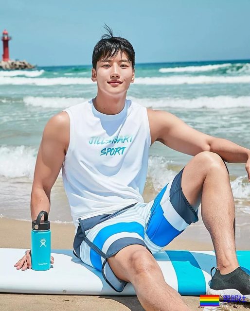 太粗壮！这枚憨直壮硕韩国兵哥居然喜欢熊熊 - 51虹马