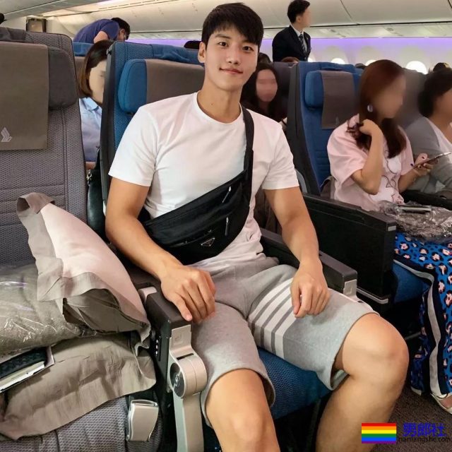 太粗壮！这枚憨直壮硕韩国兵哥居然喜欢熊熊 - 51虹马