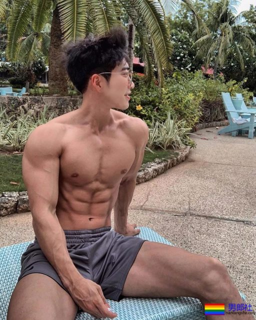 太粗壮！这枚憨直壮硕韩国兵哥居然喜欢熊熊 - 51虹马