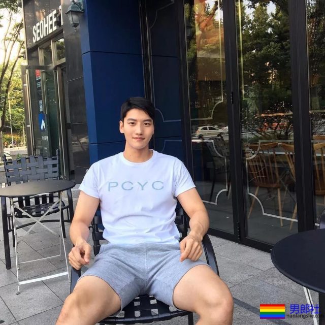 太粗壮！这枚憨直壮硕韩国兵哥居然喜欢熊熊 - 51虹马