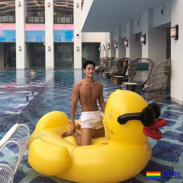 太粗壮！这枚憨直壮硕韩国兵哥居然喜欢熊熊 - 51虹马