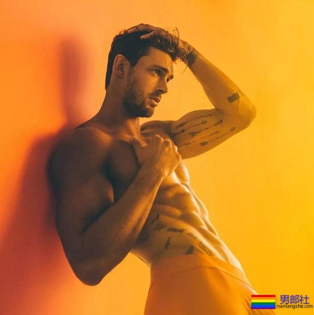 种马臀男模凭硬实力翻红，这是藏不住了？！ - 51虹马