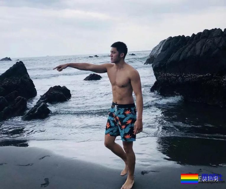 肌肉胡茬痞子男拔掉衬衫西裤海边浪起来变翘臀 - 51虹马 肌肉胡茬痞子男拔掉衬衫西裤海边浪起来变翘臀 - 51虹马