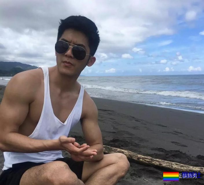 肌肉胡茬痞子男拔掉衬衫西裤海边浪起来变翘臀 - 51虹马 肌肉胡茬痞子男拔掉衬衫西裤海边浪起来变翘臀 - 51虹马