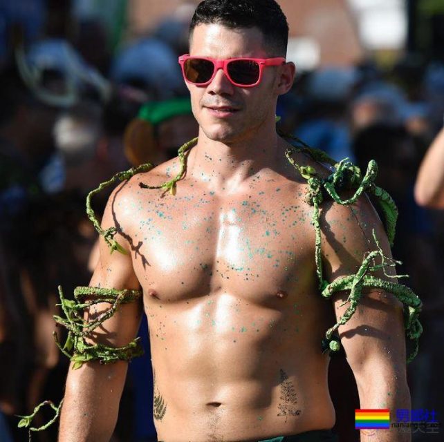 这个只有3千人的小镇，一下子来了9万个LGBT-51虹马