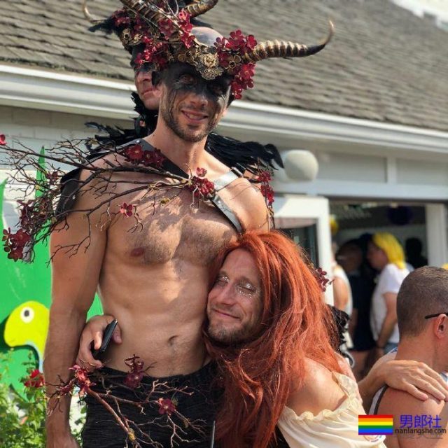 这个只有3千人的小镇，一下子来了9万个LGBT - 51虹马