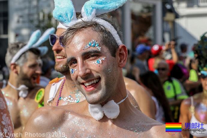 这个只有3千人的小镇，一下子来了9万个LGBT - 51虹马