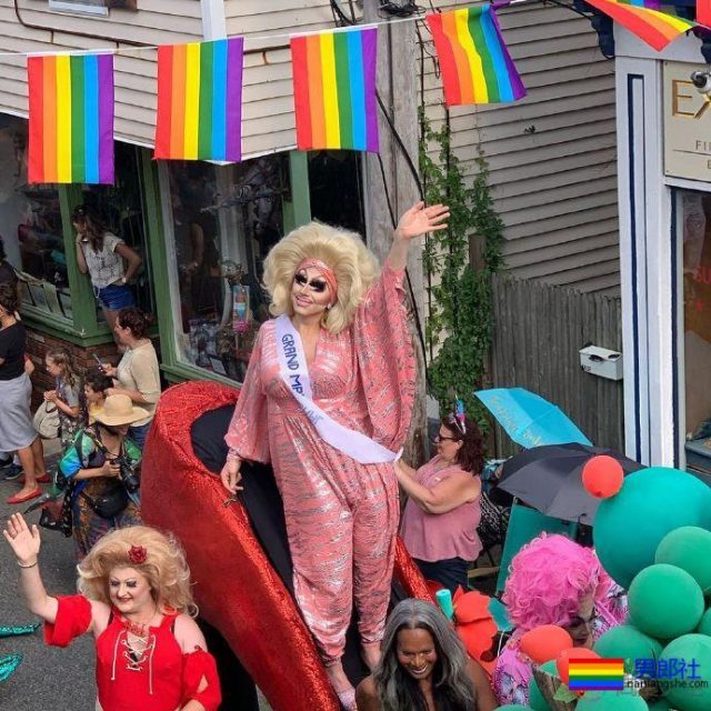 这个只有3千人的小镇，一下子来了9万个LGBT - 51虹马