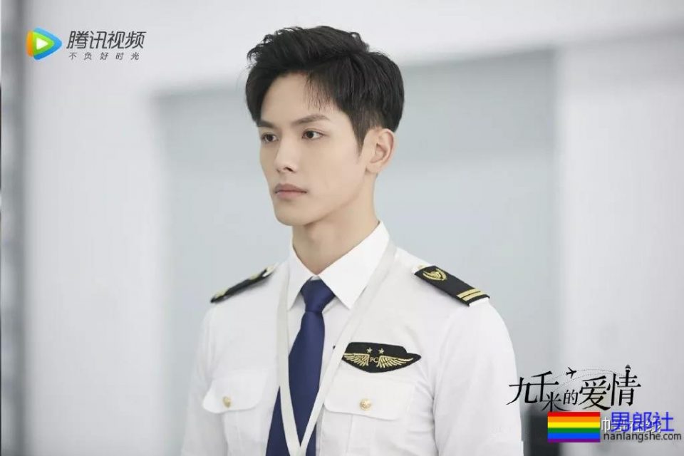 长腿小鲜肉上演制服杀，鲜嫩帅气的空少机长，你挑哪一个？ - 51虹马