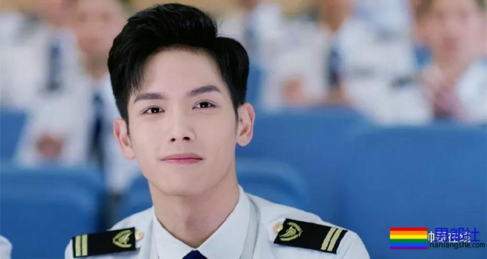 长腿小鲜肉上演制服杀，鲜嫩帅气的空少机长，你挑哪一个？ - 51虹马