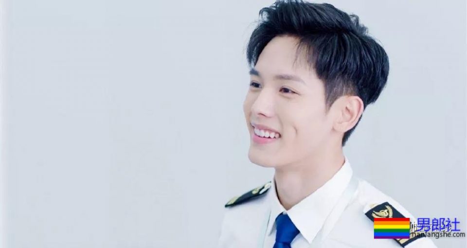 长腿小鲜肉上演制服杀，鲜嫩帅气的空少机长，你挑哪一个？ - 51虹马