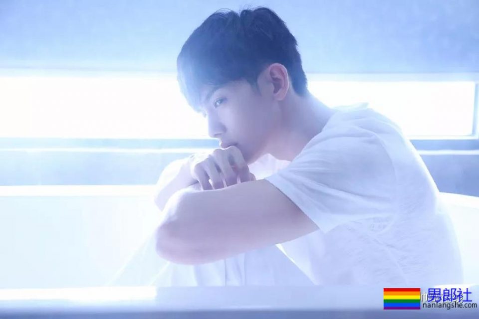 长腿小鲜肉上演制服杀，鲜嫩帅气的空少机长，你挑哪一个？ - 51虹马