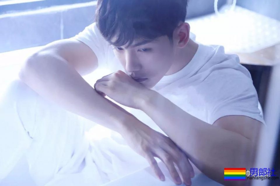 长腿小鲜肉上演制服杀，鲜嫩帅气的空少机长，你挑哪一个？ - 51虹马