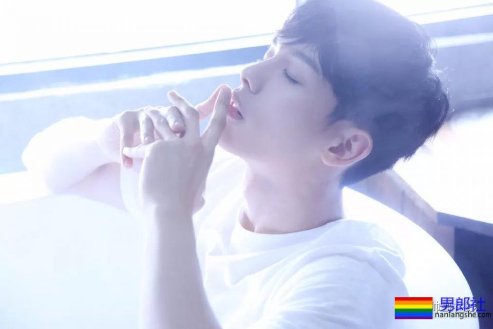 长腿小鲜肉上演制服杀，鲜嫩帅气的空少机长，你挑哪一个？ - 51虹马