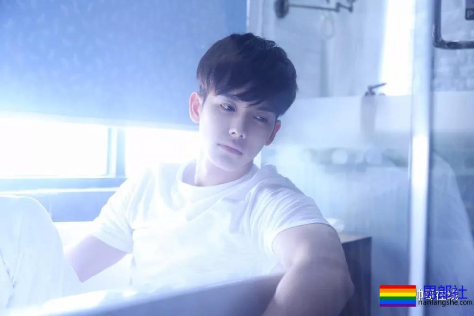 长腿小鲜肉上演制服杀，鲜嫩帅气的空少机长，你挑哪一个？ - 51虹马