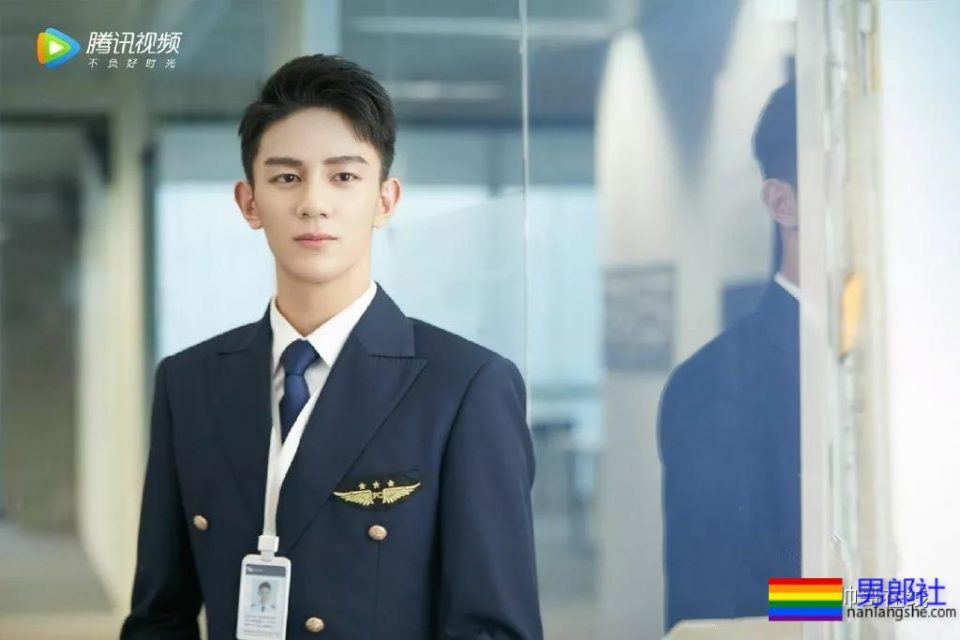 长腿小鲜肉上演制服杀，鲜嫩帅气的空少机长，你挑哪一个？ - 51虹马