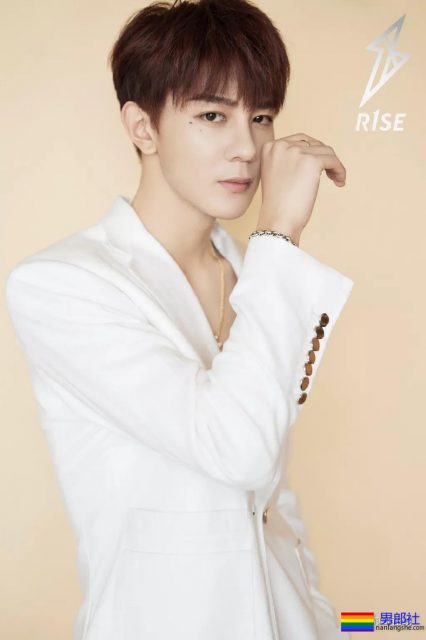 长腿小鲜肉上演制服杀，鲜嫩帅气的空少机长，你挑哪一个？ - 51虹马