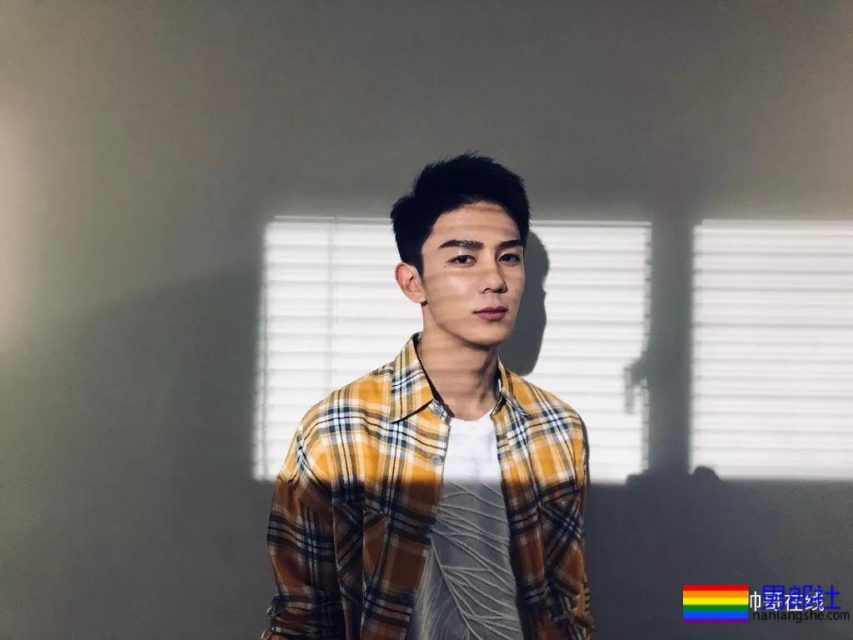 长腿小鲜肉上演制服杀，鲜嫩帅气的空少机长，你挑哪一个？ - 51虹马