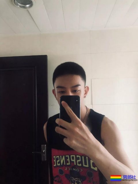 长腿小鲜肉上演制服杀，鲜嫩帅气的空少机长，你挑哪一个？ - 51虹马