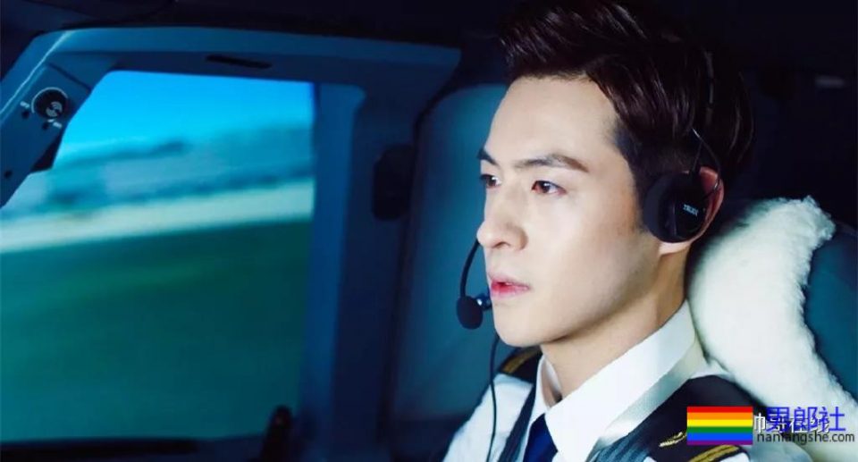 长腿小鲜肉上演制服杀，鲜嫩帅气的空少机长，你挑哪一个？ - 51虹马