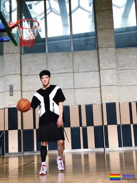 长腿小鲜肉上演制服杀，鲜嫩帅气的空少机长，你挑哪一个？ - 51虹马