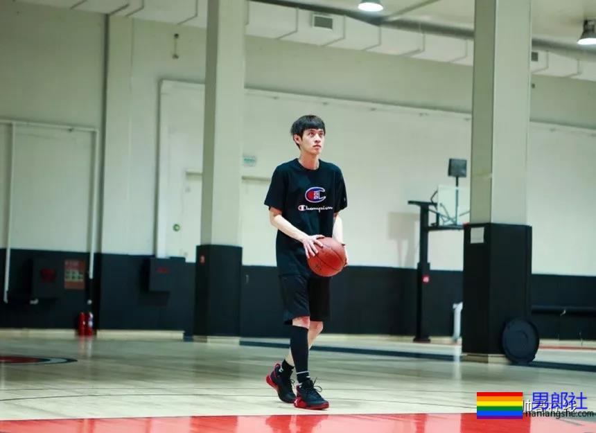 长腿小鲜肉上演制服杀，鲜嫩帅气的空少机长，你挑哪一个？ - 51虹马