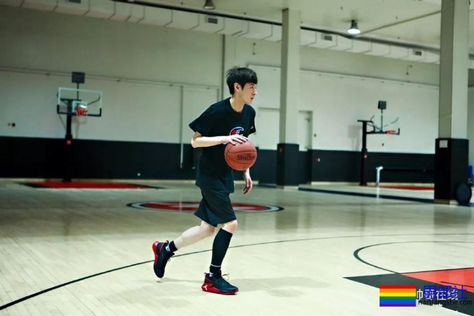 长腿小鲜肉上演制服杀，鲜嫩帅气的空少机长，你挑哪一个？ - 51虹马