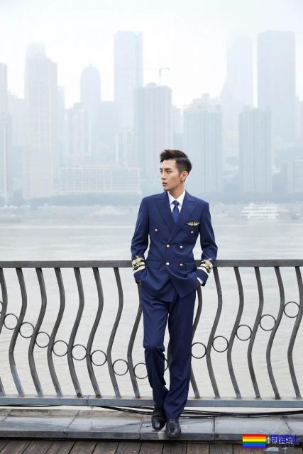 长腿小鲜肉上演制服杀，鲜嫩帅气的空少机长，你挑哪一个？ - 51虹马