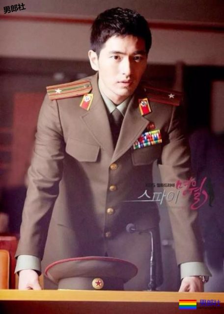 “爸爸型”男星被诉性暴力？留胡子穿正装超Man - 51虹马