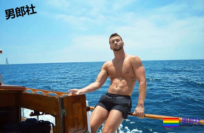 NFL球员和男友双双出柜 - 51虹马