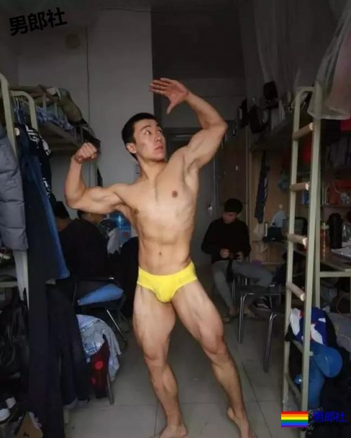 肌肉男宿舍被捆绑?真相竟是这样的! - 51虹马 肌肉男宿舍被捆绑?真相竟是这样的! - 51虹马