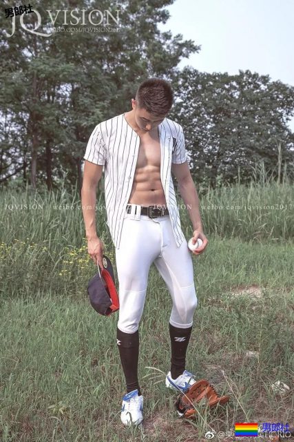 大胸肌，腱子肉小奶狗，这姿势让人充满幻想...... - 51虹马