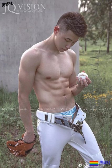 大胸肌，腱子肉小奶狗，这姿势让人充满幻想...... - 51虹马