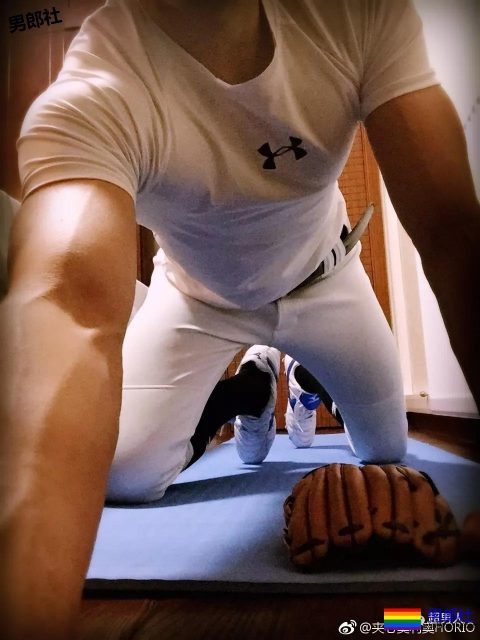 大胸肌，腱子肉小奶狗，这姿势让人充满幻想...... - 51虹马