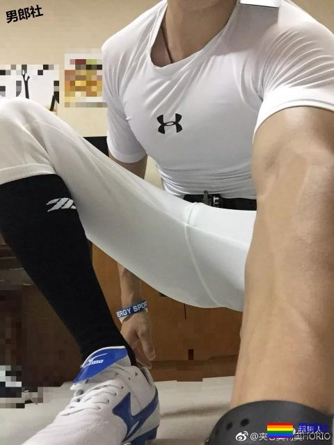 大胸肌，腱子肉小奶狗，这姿势让人充满幻想...... - 51虹马