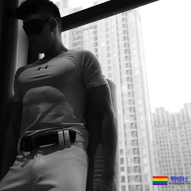 大胸肌，腱子肉小奶狗，这姿势让人充满幻想...... - 51虹马