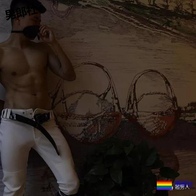 大胸肌，腱子肉小奶狗，这姿势让人充满幻想...... - 51虹马