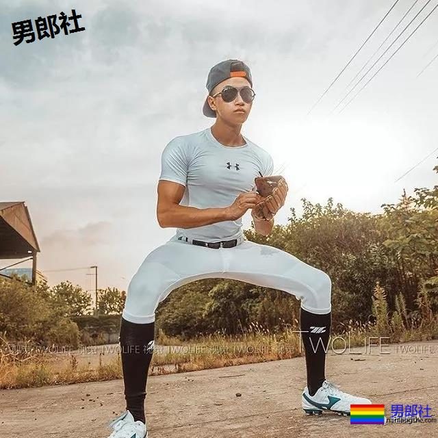 大胸肌，腱子肉小奶狗，这姿势让人充满幻想...... - 51虹马