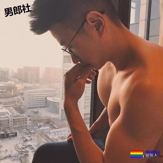 大胸肌，腱子肉小奶狗，这姿势让人充满幻想...... - 51虹马