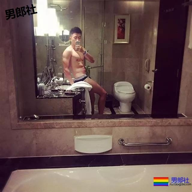 大胸肌，腱子肉小奶狗，这姿势让人充满幻想...... - 51虹马