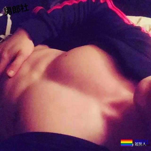 大胸肌，腱子肉小奶狗，这姿势让人充满幻想...... - 51虹马