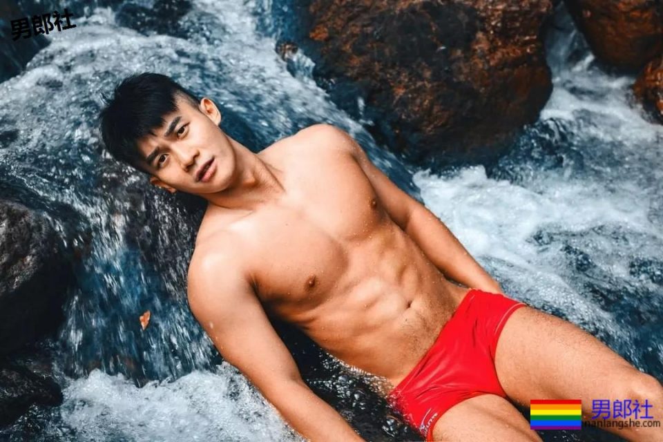 被带进山里拍写真后,他成了摄影师新宠,真人竟长这样 - 51虹马 被带进山里拍写真后,他成了摄影师新宠,真人竟长这样 - 51虹马