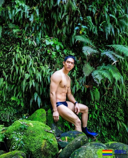 被带进山里拍写真后,他成了摄影师新宠,真人竟长这样 - 51虹马 被带进山里拍写真后,他成了摄影师新宠,真人竟长这样 - 51虹马