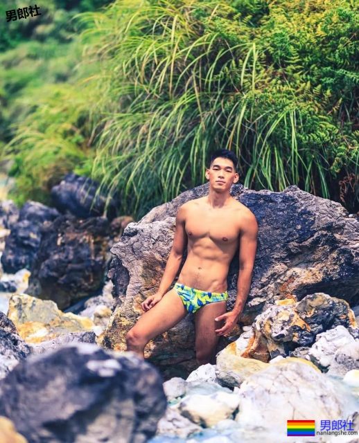 被带进山里拍写真后,他成了摄影师新宠,真人竟长这样 - 51虹马 被带进山里拍写真后,他成了摄影师新宠,真人竟长这样 - 51虹马