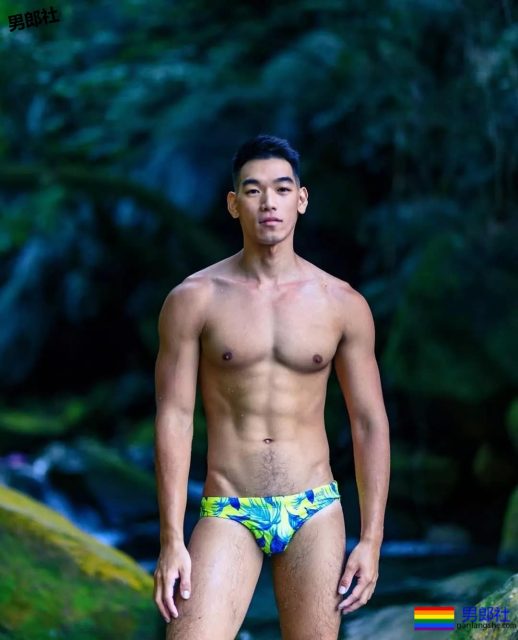 被带进山里拍写真后,他成了摄影师新宠,真人竟长这样 - 51虹马 被带进山里拍写真后,他成了摄影师新宠,真人竟长这样 - 51虹马