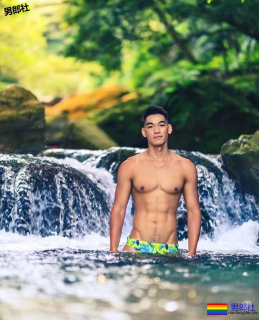 被带进山里拍写真后,他成了摄影师新宠,真人竟长这样 - 51虹马 被带进山里拍写真后,他成了摄影师新宠,真人竟长这样 - 51虹马